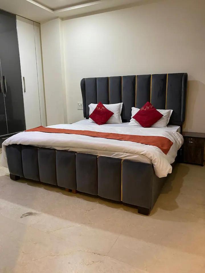 Apartment 4bhk Luxury Service Near Saket *
