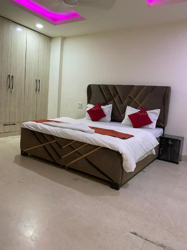 4bhk Luxury Service Near Saket * New Delhi